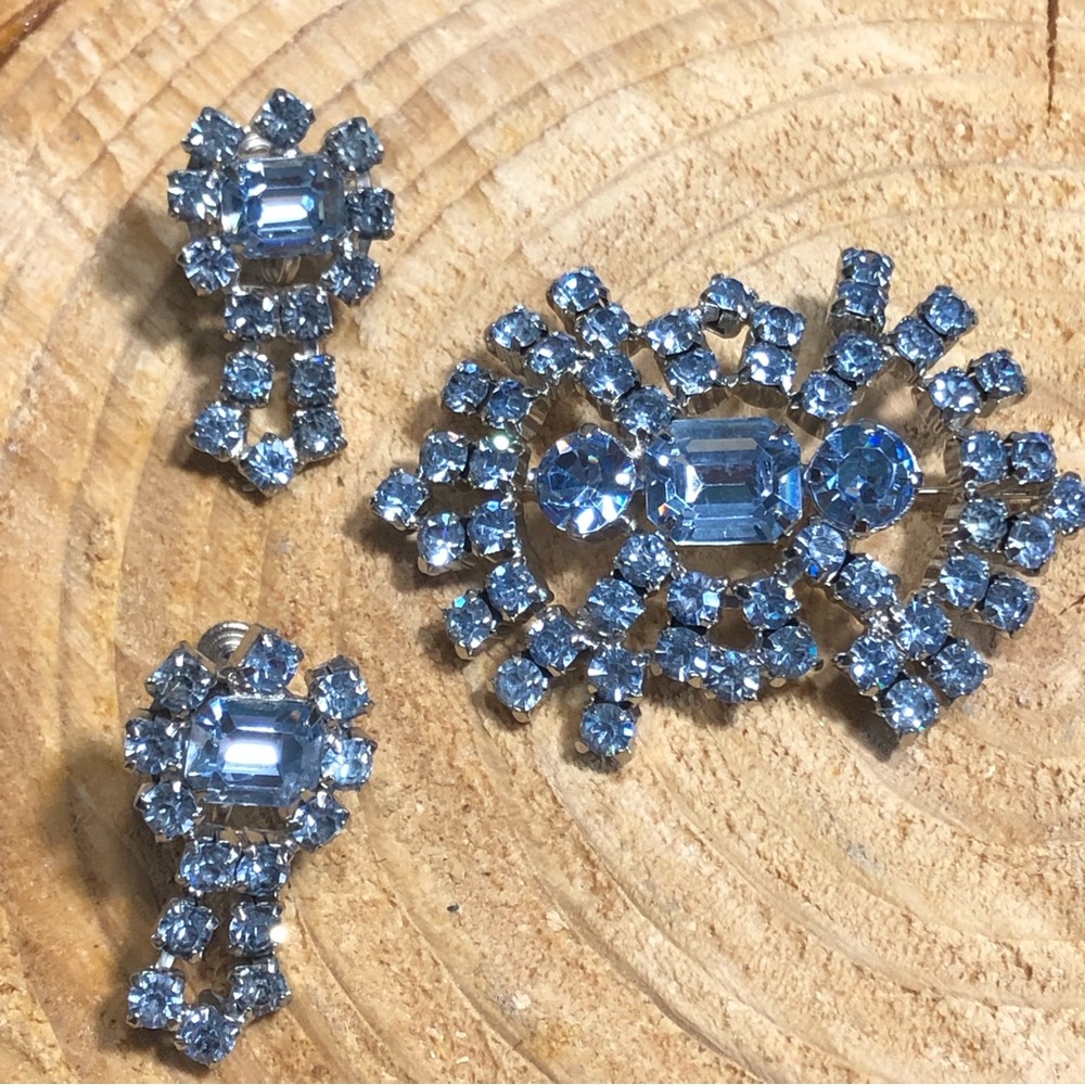 🔥🔥SOLD🔥🔥 Aquamarine color glass brooch and earring set.